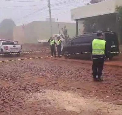 Intervención policial en el lugar del atentado contra el dueño de una funeraria en Pedro Juan Caballero.