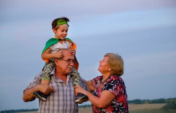 El Día de los Abuelos, celebrado el 26 de julio en varios países, es una oportunidad maravillosa para reconocer y honrar a esas figuras tan especiales en nuestras vidas. Inspirado por la festividad de San Joaquín y Santa Ana, este día nos recuerda la importancia de los abuelos en la transmisión de valores, la provisión de apoyo emocional y el enriquecimiento de nuestras vidas con su sabiduría y amor.