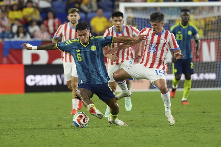 Richard Ríos (i) de Colombia disputa un balón con Andrés Cubas de Paraguay este viernes, en un partido amistoso entre las selecciones de Colombia y Paraguay en el estadio Sports Illustrated en Nueva Jersey (Estados Unidos).