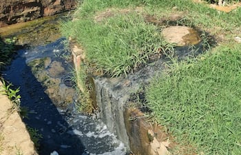 Vecinos del barrio San José denuncian el colapso del alcantarillado sanitario y la falta de respuesta de la Essap, una situación que se agrava en días de lluvia y afecta a varias familias.