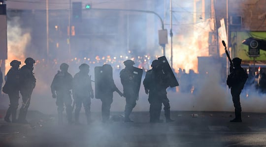 Integrantes de la Policía de Bolivia se enfrentan con manifestantes durante una marcha de mineros en la que exigen al Gobierno atención a sus demandas este jueves, en La Paz (Bolivia).