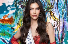 Gretha Matiauda posa en un vestido rojo brillante con banda de Miss Universe Paraguay, en fondo abstracto colorido.