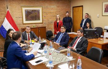 Reunión de la Comisión de Legislación de la Cámara de Senadores, presidida por el senador Derlis Maidana (ANR, HC).