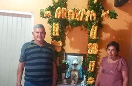 Don Amado Sosa y su esposa Eusebia Torres de Sosa, hace 46 años que preparan el calvario y adornan con chipa para recordar el Día de la Cruz.