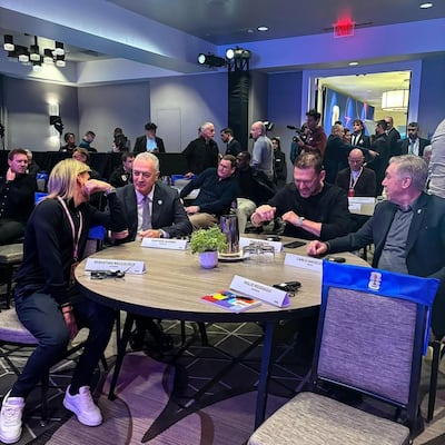 Gustavo Alfaro (c) junto con sus colegas Sebastián Beccacece (Ecuador), Tony Popovic (Australia) y Carlo Ancelotti (Brasil).
