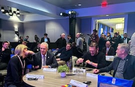 Gustavo Alfaro (c) junto con sus colegas Sebastián Beccacece (Ecuador), Tony Popovic (Australia) y Carlo Ancelotti (Brasil).