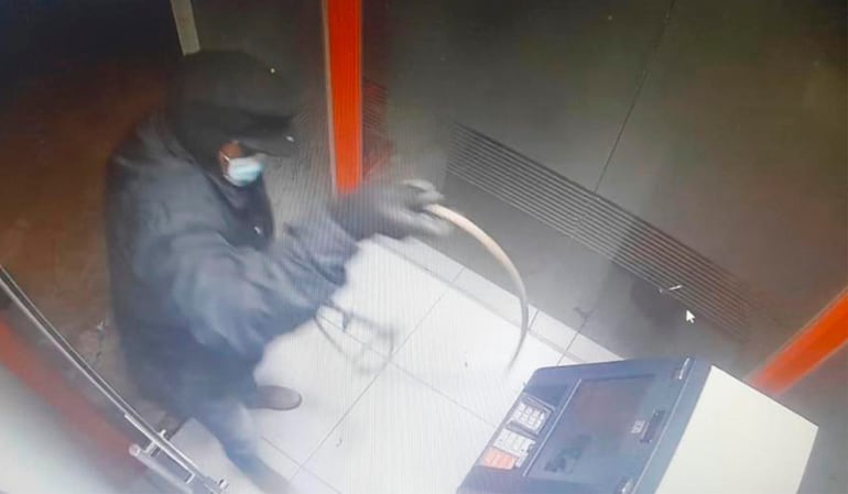 Según la Policía, Garrón es el que sujetó con un cabo de acero el cajero automático del banco Sudameris que intentaron robar el 3 de junio pasado en Ciudad del Este.