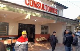 Adultos mayores llegan diariamente al consultorio de Clínica Médica del Hospital Regional de Pilar.