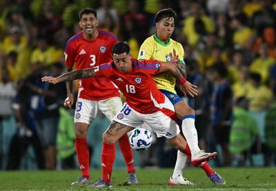 Kaio Jorge (d), en el juego ante Chile, donde se retiró lesionado.