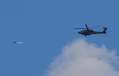 Un helicóptero israelí dispara un misil hacia territorio palestino este lunes.
