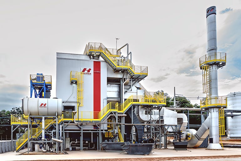 Sistema de caldera industrial utilizado en procesos productivos de la unidad de bebidas del Grupo Riquelme.