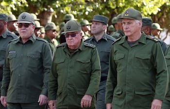 El nieto del expresidente Raúl Castro, Raúl Guillermo Rodríguez Castro (atrás), el presidente de Cuba, Miguel Diaz-Canel (d), el ministro del Interior, Lázaro Alberto Álvarez Casas (i) y el ministro de las Fuerzas Armadas de Cuba, Álvaro López Miera (c), asisten a un acto en el cementerio de Colón, en La Habana (Cuba). (archivo)