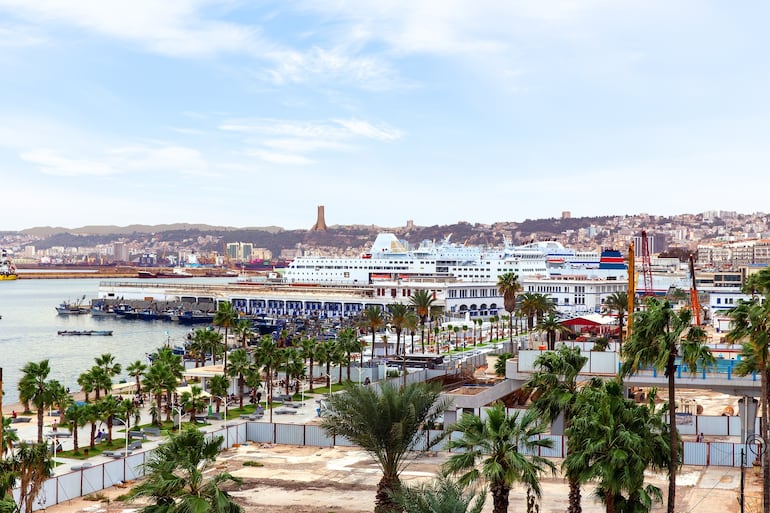 Costa central y el puerto marítimo de la ciudad de Argel. República de Argelia.