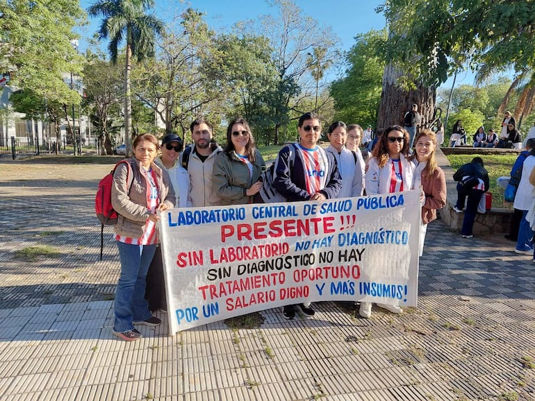 Bioquímicos inician paro nacional y exigen reajuste salarial e insumos