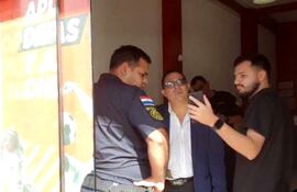 La víctima aparece con los intervinientes dentro del local de Aposta.La.