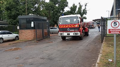 Un carro hidrante de los cuerpo de Bomberos que acudió a la parada de la Línea 12 para sofocar el incendio.