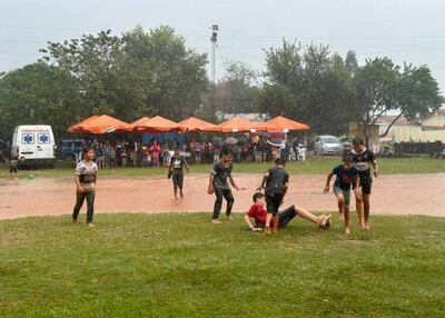 Un grupo de niños cuando practicaban deporte este domingo en la lluvia.