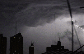 Gif de tormentas eléctricas sobre Asunción.