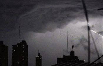 Gif de tormentas eléctricas sobre Asunción.