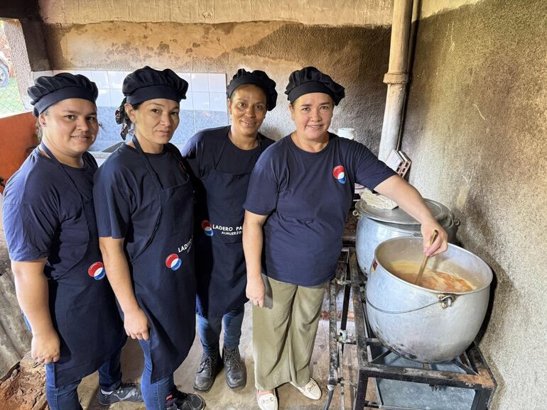 Precaria cocina en una escuela de Arroyos y Esteros.