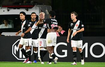 Vasco da Gama's midfielder #23 Thiago Mendes (2nd R) celebrates with teammates after scoring his team's first goal during the second leg of the Copa Sudamericana knockout round play-off football match between Brazil's Vasco da Gama and Colombia's Independiente Medellin at the Sao Januario stadium, in Rio de Janeiro, Brazil, on July 29, 2026. (Photo by Pablo PORCIUNCULA / AFP)