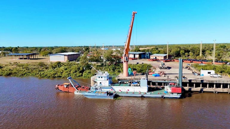 La draga DRM-5 "Paraguay", una moderna embarcación valuada en más de US$ 24 millones ya se encuentra en el Puerto de Pilar.