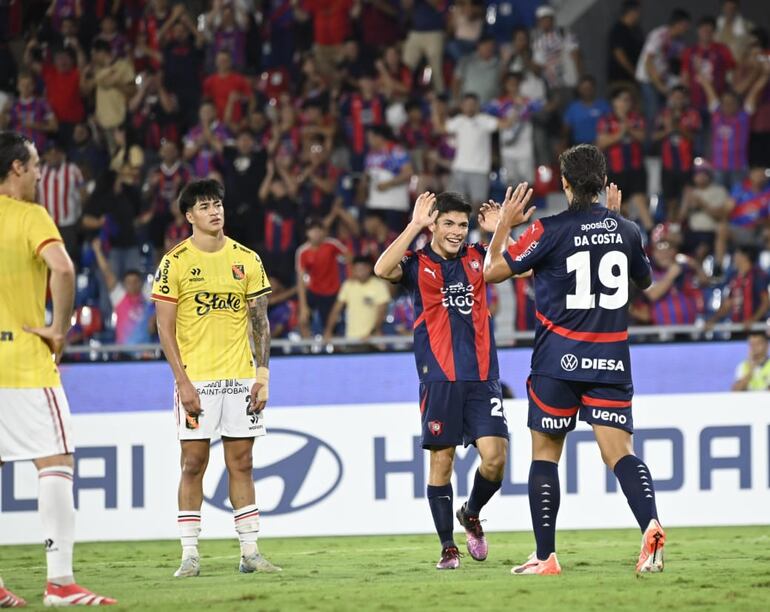 Alexis Fariña (i), jugador de Cerro Porteño, festeja un gol en el partido frente a Melgar por la ida de la Fase 3 de la Copa Libertadores 2025 en el estadio La Nueva Olla, en Asunción, Paraguay.