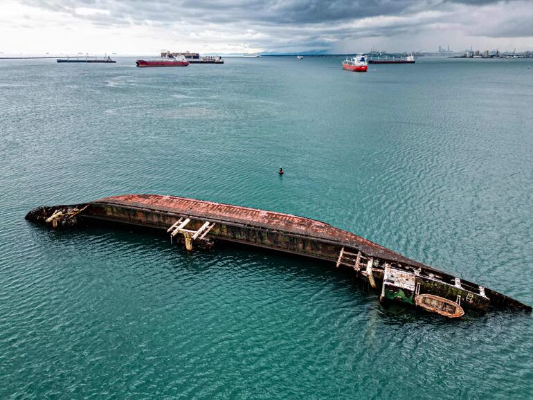 Vista aérea de un barco encallado en la bahía de Limón, cerca de la salida del Canal de Panamá hacia el mar Caribe, en Colón, Panamá.