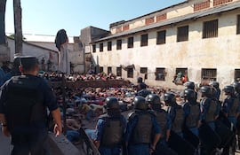 Los centenares de presos del pabellón Rancho Alta se rindieron en cinco minutos ante la Policía.