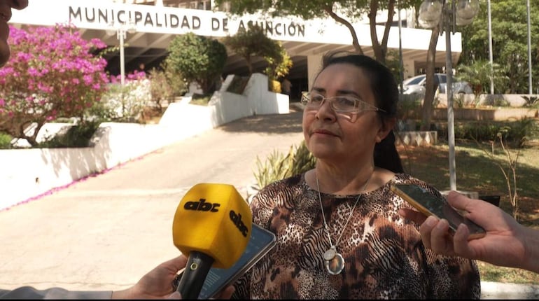 Gladys Galeano con blusa de estampado animal y anteojos, hablando ante micrófonos en la Municipalidad de Asunción.