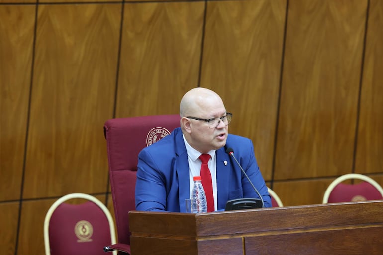 Óscar Lovera, ministro de Economía y Finanzas en el curso de la presentación del PGN 2027 a la Comisión Bicameral del Presupuesto. (Foto: Gentileza MEF).