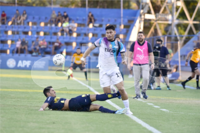El momento exacto del impacto de la rodilla de Matías Espinoza (d), futbolista de Libertad, contra la tibia de Víctor Dávalos, jugador del Sportivo Trinidense, durante el partido de la tercera jornada del torneo Apertura 2024 del fútbol paraguayo en el estadio Luis Alfonso Giagni, en Villa Elisa.