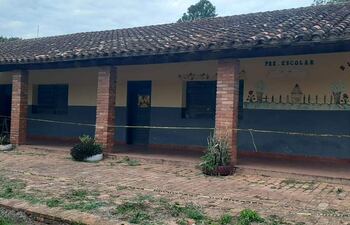 La Escuela Básica Nº 919 Profesora Melania Zarza de Ramírez, ubicada en la compañía Aguai’y, tiene un sector clausurado debido al peligro de derrumbe.