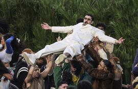 El cantante puertorriqueño Bad Bunny actúa en el espectáculo de medio tiempo del Super Bowl LX.