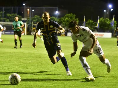 El delantero de Nacional, Tiago Caballero escapa en velocidad a Luis De la Cruz.