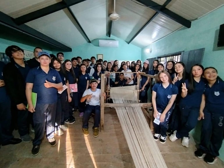 Un grupo de 129 estudiantes visitó Yataity para conocer las técnicas del tejido ao po’i.