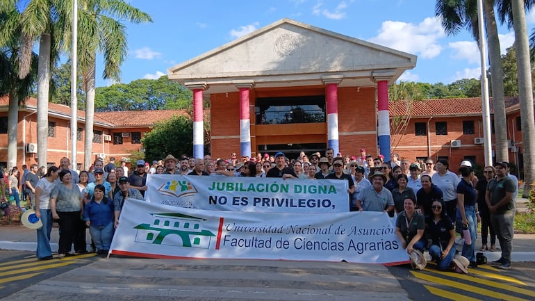 Los gremios docentes de las diferentes unidades académicas de la UNA participaron de la marcha.