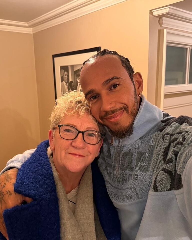 "Me siento infinitamente honrado y orgulloso de ser tu hijo", expresó Lewis Hamilton el día del cumpleaños de su madre Carmen. (Instagram/Lewis Hamilton)