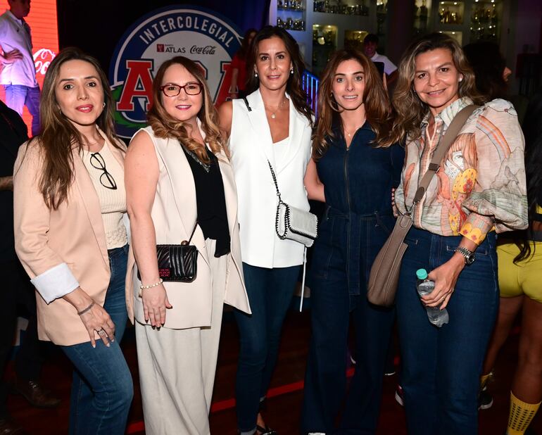 Mariza Paiva, Tamara Raynes, Carolina Orue, Rebeca Mendoza y Sonia de Ruiz. 