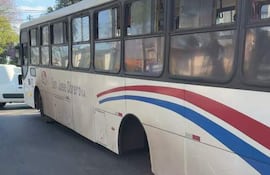 Autobús de San José Obrero S.A. estacionado en la calle, decorado en rojo y azul, sin pasajeros visibles.