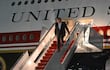 El presidente de Estados Unidos, Donald Trump, desembarca del Air Force One en la base de Maryland, tras volver de la Cumbre de OTAN que se cumplió en Turquía.