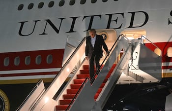 El presidente de Estados Unidos, Donald Trump, desembarca del Air Force One en la base de Maryland, tras volver de la Cumbre de OTAN que se cumplió en Turquía.