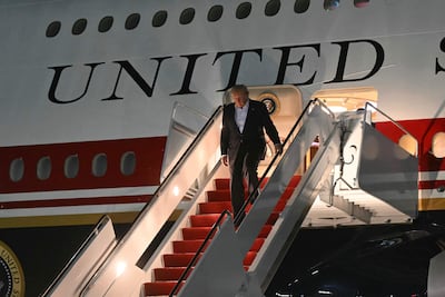 El presidente de Estados Unidos, Donald Trump, desembarca del Air Force One en la base de Maryland, tras volver de la Cumbre de OTAN que se cumplió en Turquía.