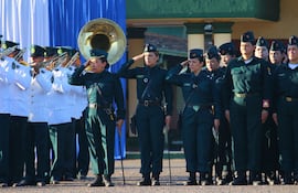 Cimeforistas saludan durante la Ceremonia de Apertura del Período Básico de Instrucción del Año 2025.