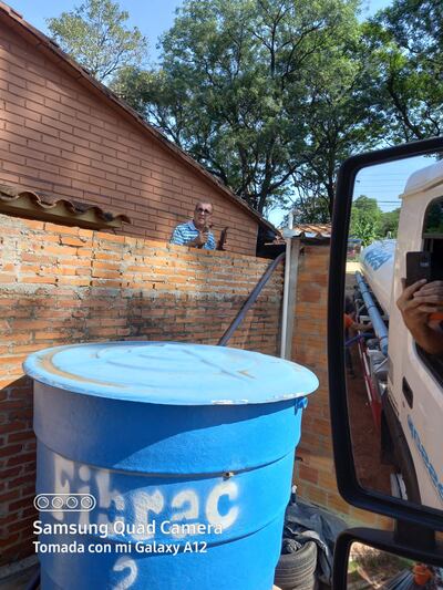 Distribución de agua por parte de la Essap ante falta en San Antonio.