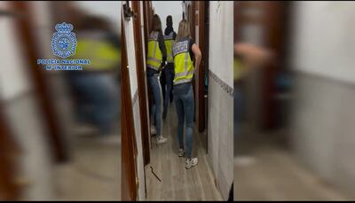 Captura de video que muestra uno de los allanamientos realizados por la Policía de España, que desarticuló una red de trata de personas.