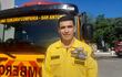 La municipalidad de San Antonio dotará de una ambulancia a los bomberos amarillos. el capitán José Figueredo con uno de los móviles del cuartel.
