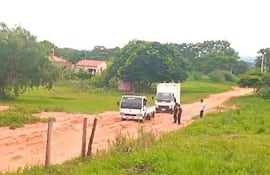 El arenal formado en el camino vecinal del barrio San Vicente es una trampa para los vehículos. Varios quedan varados a diario en el lugar.
