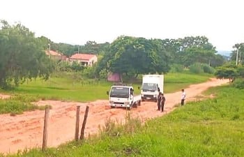 El arenal formado en el camino vecinal del barrio San Vicente es una trampa para los vehículos. Varios quedan varados a diario en el lugar.