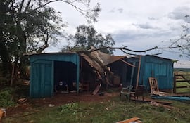 Una de las viviendas destechadas en la zona norte de Alto Paraná.